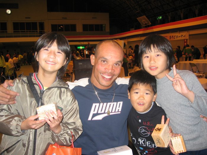 Avec des enfants Japonais aprs le marathon du Japon