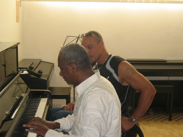Avec Henri Pignat un musicien aveugle qui a cr une association pour la promotion des artistes handicaps de Martinique