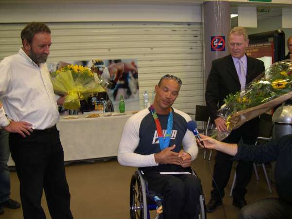 Michel Debet et Francis Colbac, reprsentant le prsident du Conseil gnral Bernard Cazeau accueillent le champion.