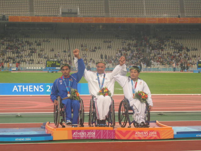 Mdaille d'or - Podium du 10000 m avec les thailandais WAHORUM Prawat mdaille d'argent et TANA Rawat mdaille de bronze.