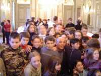 Joël entouré par les enfants de l'école de Neuvic